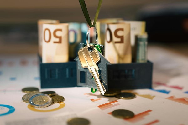 What Influences Today's Fashion Choices for Women in the UK?